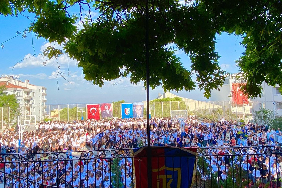 ErsoyyFiliz's tweet photo. Bahcesinde Atatürk sevgisiyle yetisen onbinlerce öğrencinin; onunla ayni merdivenlerde kepleriyle durup, hayata atilmalarina  ve memleketi ıșığa boğmalarina sahit olmanin hakli gururunu yașiyoruz...❤️❤️❤️
#izmirözeltürkkoleji #itklıolmakayrıcalıktır #uşakizadelatifehanimköşkü https://t.co/UrOdMPqEPF