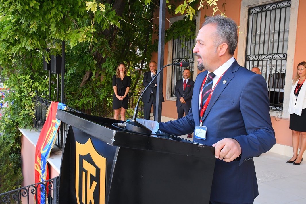 ErsoyyFiliz's tweet photo. Bahcesinde Atatürk sevgisiyle yetisen onbinlerce öğrencinin; onunla ayni merdivenlerde kepleriyle durup, hayata atilmalarina  ve memleketi ıșığa boğmalarina sahit olmanin hakli gururunu yașiyoruz...❤️❤️❤️
#izmirözeltürkkoleji #itklıolmakayrıcalıktır #uşakizadelatifehanimköşkü https://t.co/UrOdMPqEPF