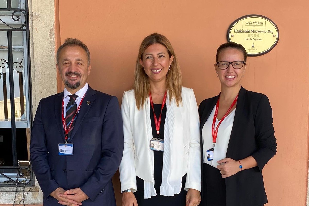 Bahcesinde Atatürk sevgisiyle yetisen onbinlerce öğrencinin; onunla ayni merdivenlerde kepleriyle durup, hayata atilmalarina  ve memleketi ıșığa boğmalarina sahit olmanin hakli gururunu yașiyoruz...❤️❤️❤️
#izmirözeltürkkoleji #itklıolmakayrıcalıktır #uşakizadelatifehanimköşkü