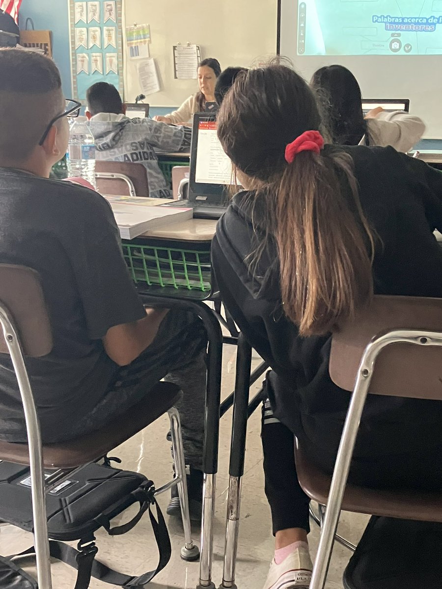 Partners building their knowledge of  synonyms and antonyms in Miss Garcia’s 5th Spanish Language Arts class. #BeaverBeliefs #ASD4all