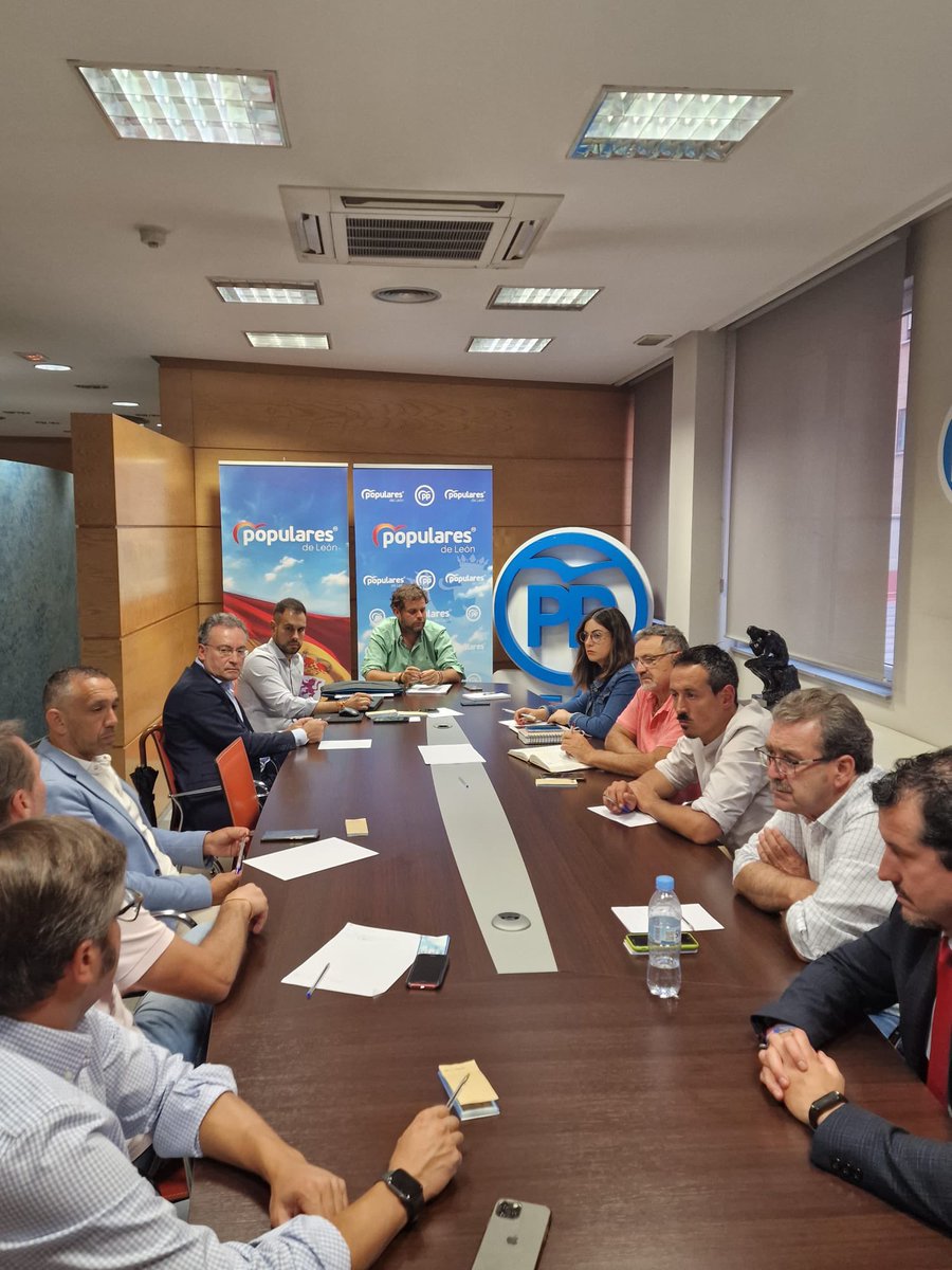 PPopular_Leon's tweet photo. 🔵En la reunión de trabajo con los presidentes comarcales, @AlmanzaJavi , ha destacado la gran labor que se está desarrollando en cada territorio, trabajando en proyectos adaptados a las necesidades de los diferentes municipio. https://t.co/qbnM8ZAo9K