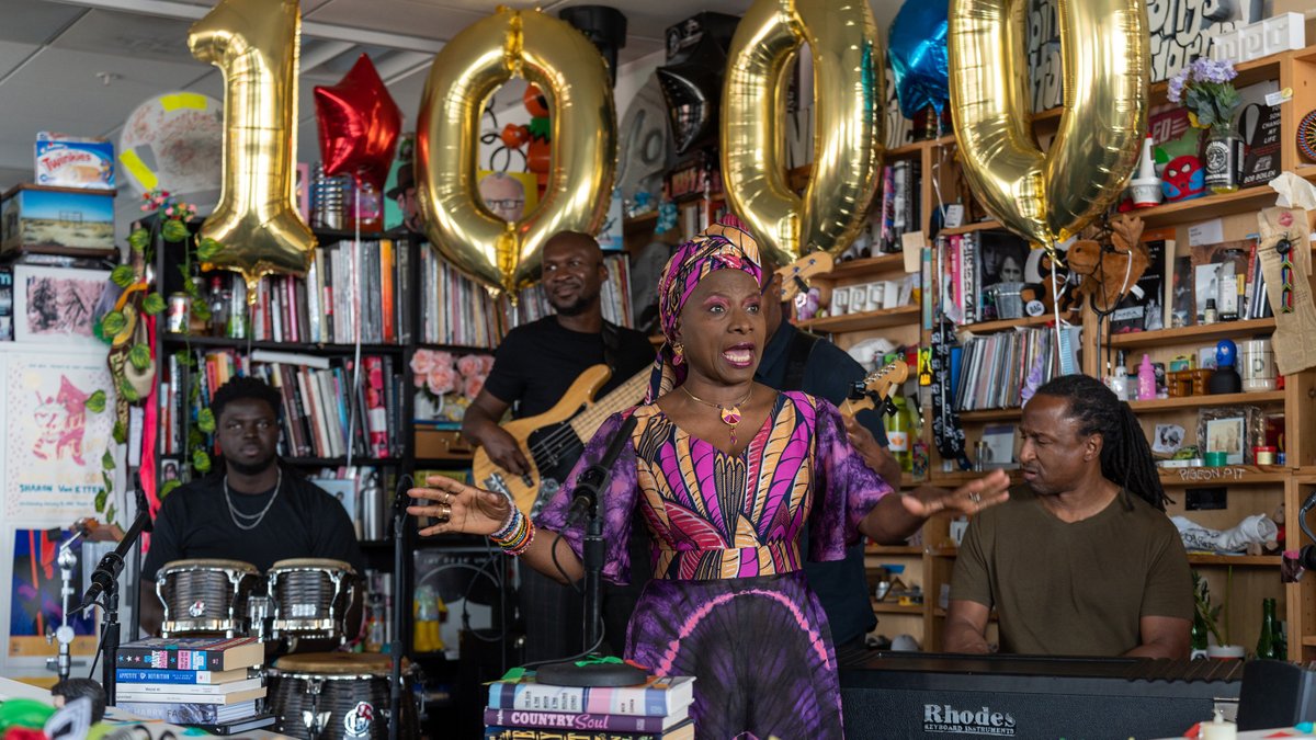 No. 1,000 of #1000TinyDesks: Angélique Kidjo

And that's a wrap on our count-up to #1000TinyDesks with a joyful and uplifting concert from the inspiring @angeliquekidjo! 

Here's to 1,000 more 🥂 n.pr/3RFjSHt