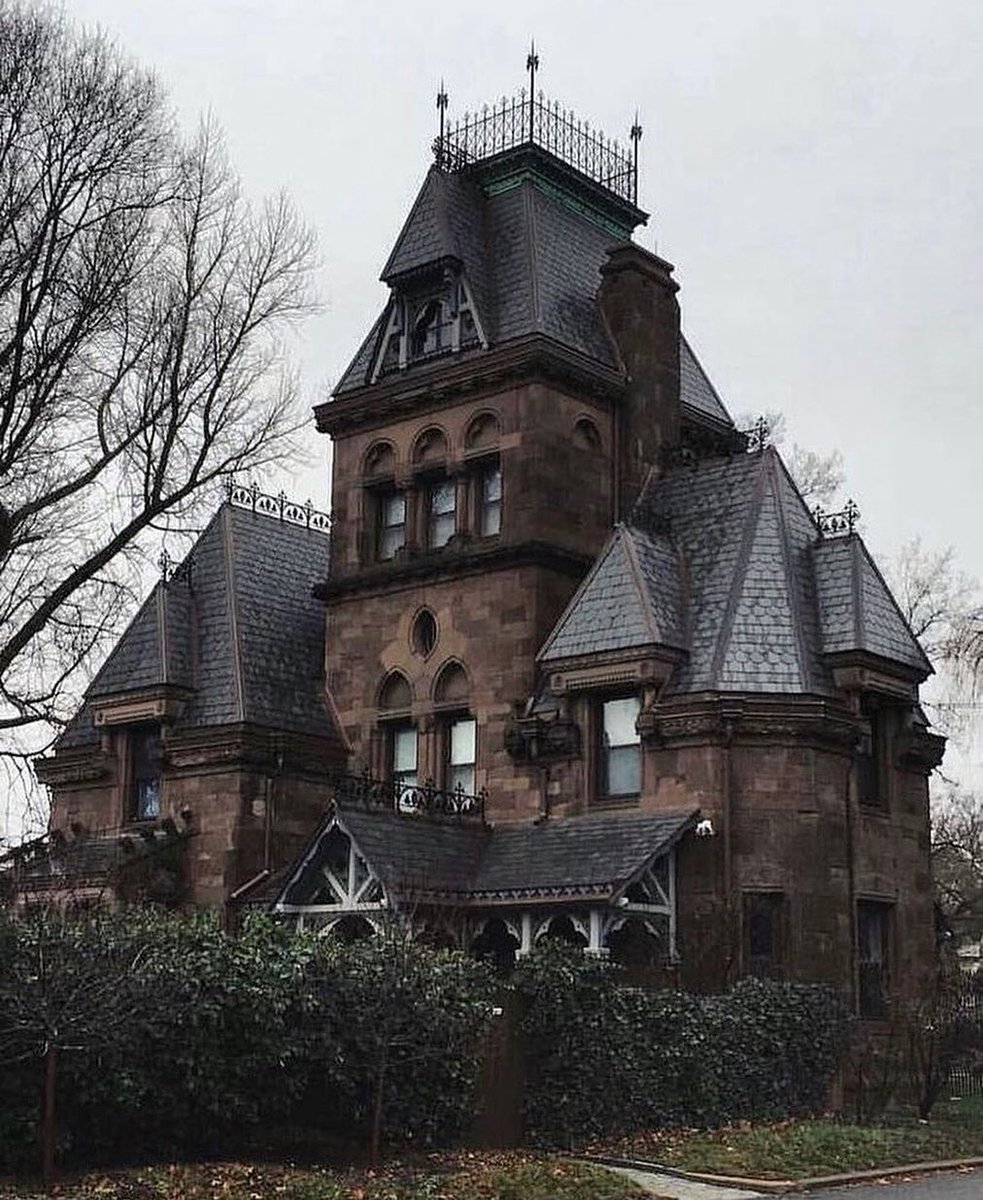 horrormuseum's tweet photo. If we could afford it, and if we could work out the zoning laws, we would 100% have our Museum in a house like this! https://t.co/J23ckKk59x