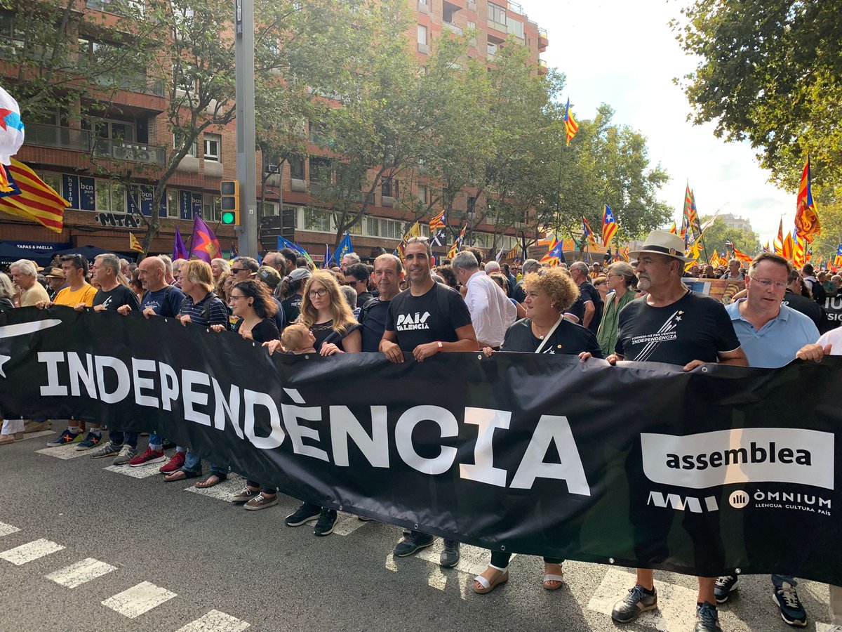 ZahiaGC's tweet photo. Jo, algeriana d'origen, literalment a la capçalera de la manifestació amb el meu fill. L'independentisme és inclusiu ✊ https://t.co/2BKW05Y4sH