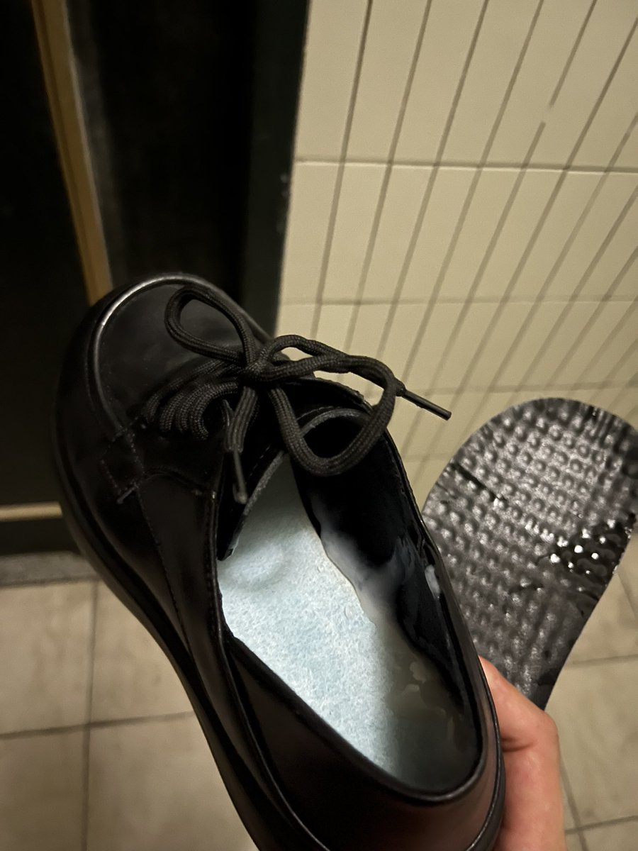 #小皮鞋 #打胶 #扫楼 #扫楼打胶 #射鞋 
前些日子扫楼扫到的小皮鞋 味道很可以 一闻直接硬了 直接在她家门口撸 最后把鞋垫抽出来射在鞋垫下面了 最后一张是射图不怎么清楚 现在贝壳头是真多 这一栋楼有四双贝壳头🥲