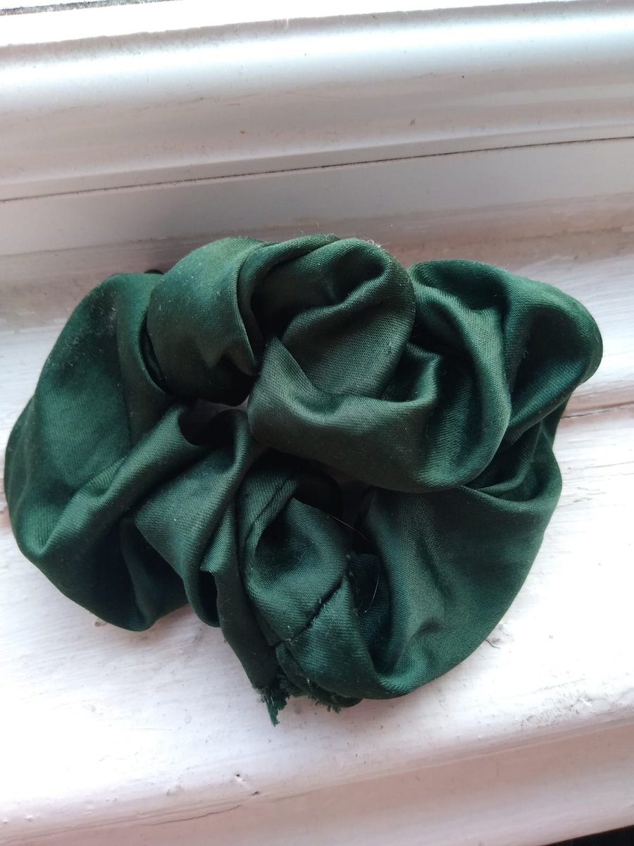 samimontini's tweet photo. @AnfieldSpanish @AnfieldRoadY3 Hola, here are what Julia have found! Amarillo Lol slide, verde scrunchie, rojo e azul box! 🇪🇸 https://t.co/a6RR5V4HgW