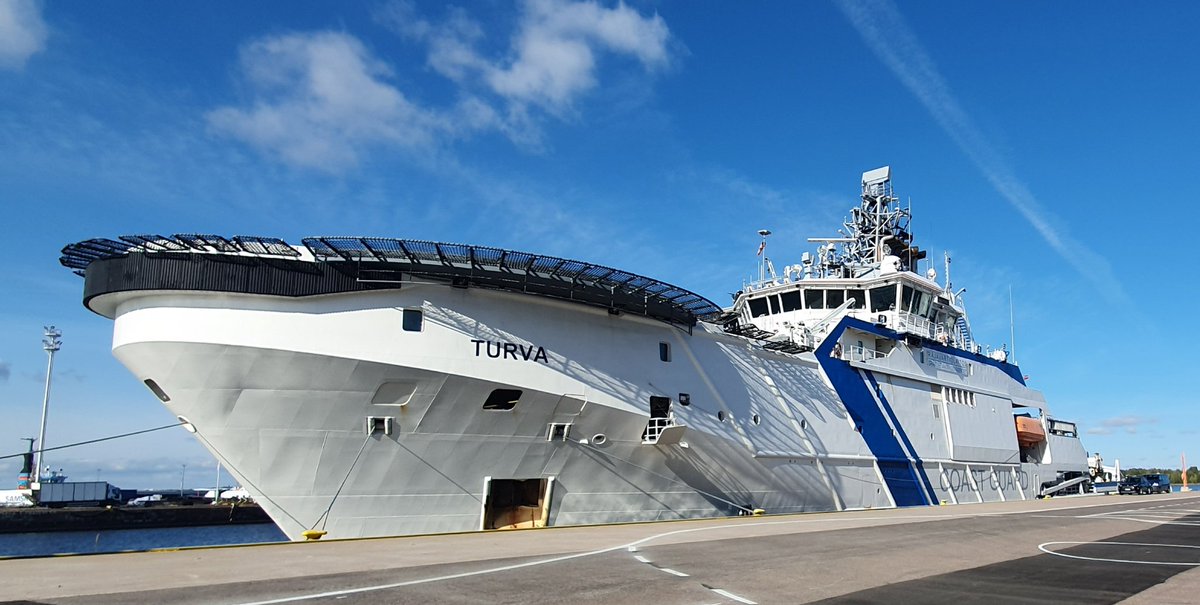 MikkoJSimola's tweet photo. RVL:n @rajavartijat VL Turva tuo monialaista merellistä suorituskykyä 🇫🇮 vaativaan merelliseen toimintaympäristöön. #Rajaturvallisuus'tehtävien yhteydessä suoritetaan aina mm. #AKV:aa. Tänään ammattitaitoisen henkilöstön kanssa käytyjen keskustelujen aiheena #sukellus'toiminta. https://t.co/k88qb04Ekq