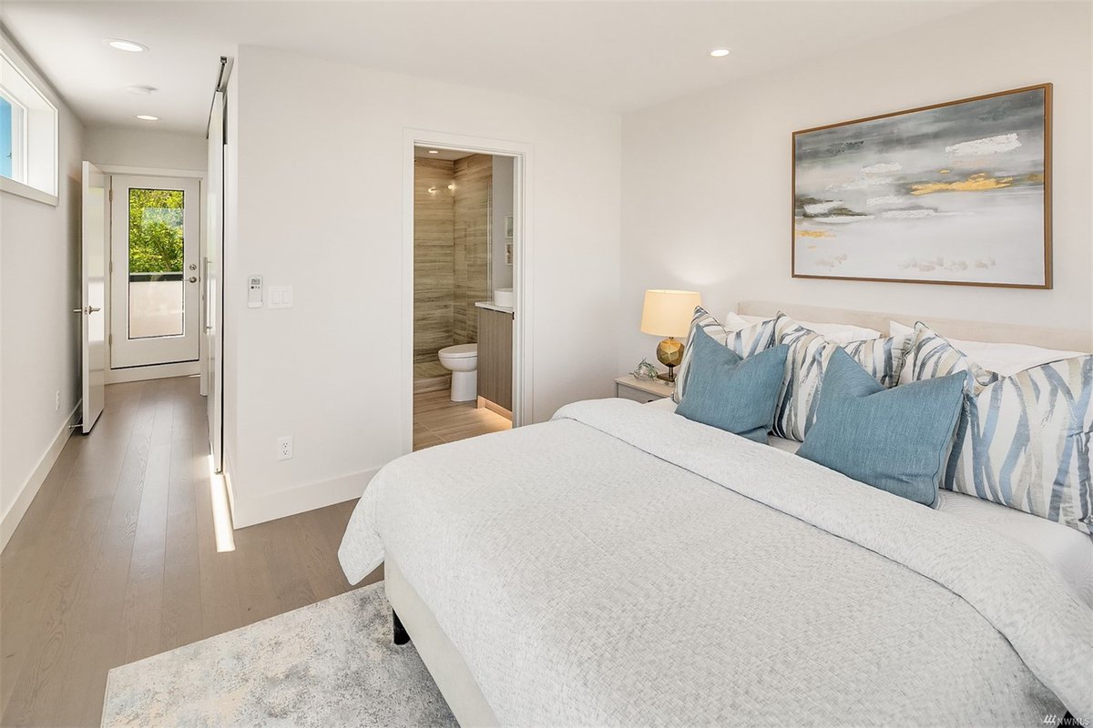 JLS_Seattle_NE's tweet photo. ✨NEW LISTING ALERT✨

🏠 4303 F Dayton Ave N, Seattle, WA 98103
🏠 2 Beds| 2 Bath | 1,079 SqFt
🏠 Offered at $774,900

Learn more about the property at https://t.co/Tt96KUqS0P

Represented by Andy Sather (206) 234-4897 https://t.co/B8voCnavAh