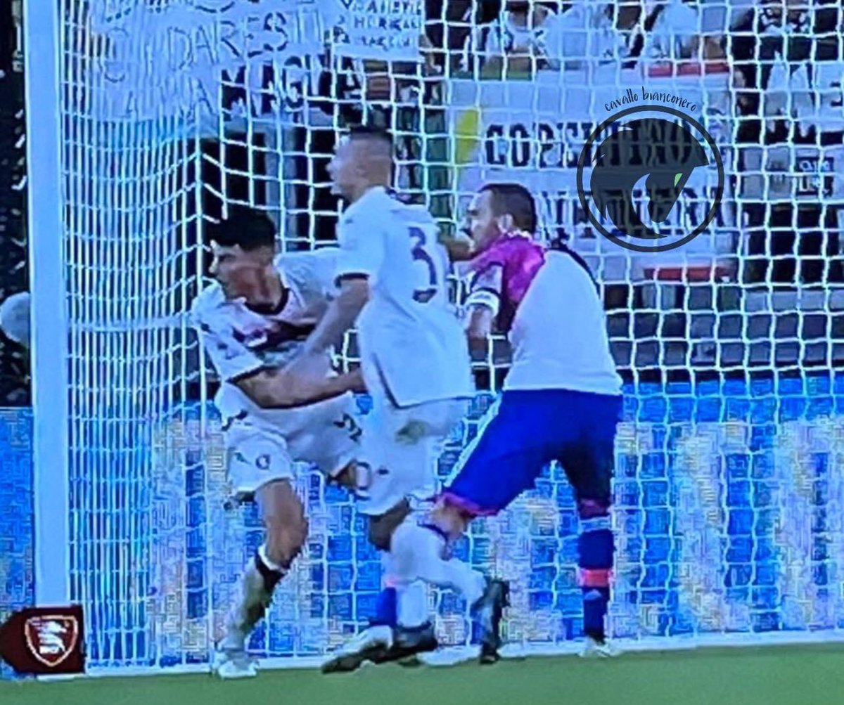 FrankyAce89's tweet photo. @NonSoloJuve @salpaladino E subisce una delle #trattenute più evidenti mai viste... Persa ovviamente da quei #geni al monitor.
@AIA_it questa l'avevate come immagine? #VARgogna https://t.co/M2IF1jXS5I