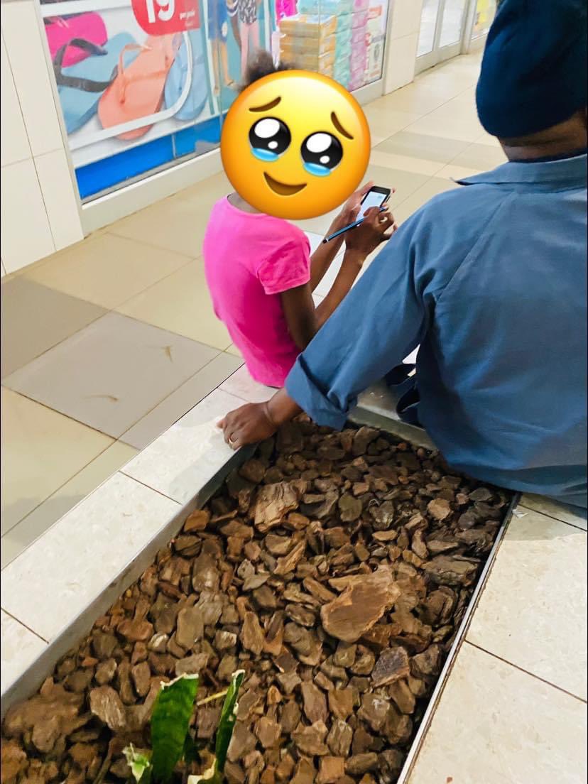 moeletsi_gs's tweet photo. The cutest thing ever!!🥹❤️A father and daughter at the mall, connecting to the Wi-Fi so that baby girl can do her project. It was the sweetest thing I’ve ever seen-A parent involved in his child’s academic journey!🙌🏿🥹😭❤️👏🏿.  #iOS16 #HouseOfZwide #Uyajola99 #DBE #lockscreen #SA https://t.co/gI5cTajn6Q
