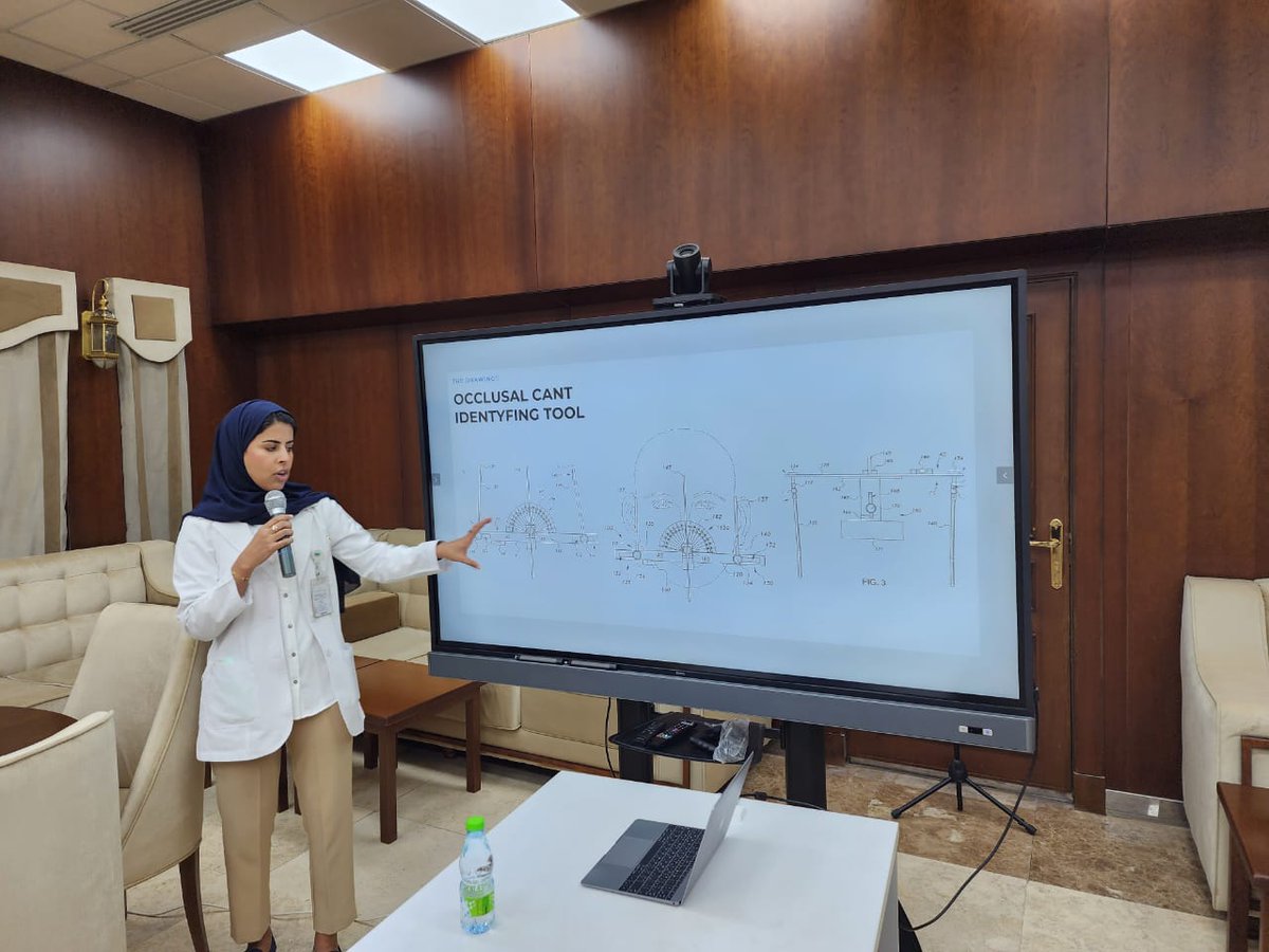 أقيم هذا اليوم حفل تكريم للدكتور 
حصة بنت عبدالله الهويش،
خريجة الكلية ببرنامج الدكتوراه في تقويم الأسنان، وإحدى منسوبات مستشفى طب الأسنان الجامعي،
بمناسبة حصولها على المركز الثالث في بطولة كأس العالم للإختراعات والبحث العلمي 2022