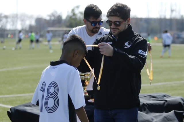 jorgeguerreroc's tweet photo. El fin de semana nos tocó premiar al último campeón del Fútbol Formativo de Apertura. Culminaron 13 distintos torneos con 43 clubes, 1.680 partidos y 8.620 niño(a)s y jóvenes todo el país. Estamos formando a las nuevas generaciones del fútbol chileno #GenChile https://t.co/eC98M5qgRF