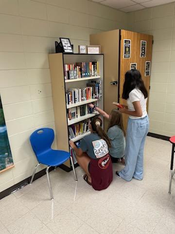 ACTIVE_Campus's tweet photo. The Page Turners MS/HS book clubs held their first meeting today. They discussed meeting activities and selected the books they want to read this year. If anyone would like more information, please email Ms. Hamilton. https://t.co/9kMEUcRDhZ