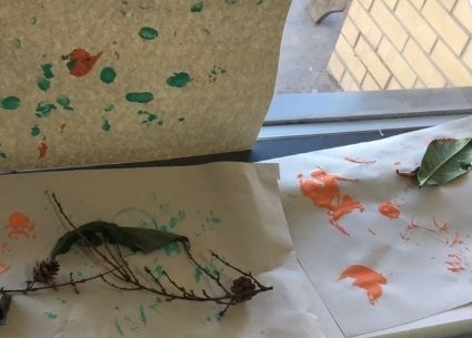 StephScotEd's tweet photo. #CreativeGrouptime activity...exploring #NaturalObjects and then giving choice of paint to make #individual prints. Open-ended, no right or wrong way to do it. Staff modelling, supporting, offering choices and then allowing children to go back to it later. @StarcatchersCS https://t.co/25TrFRlfnW