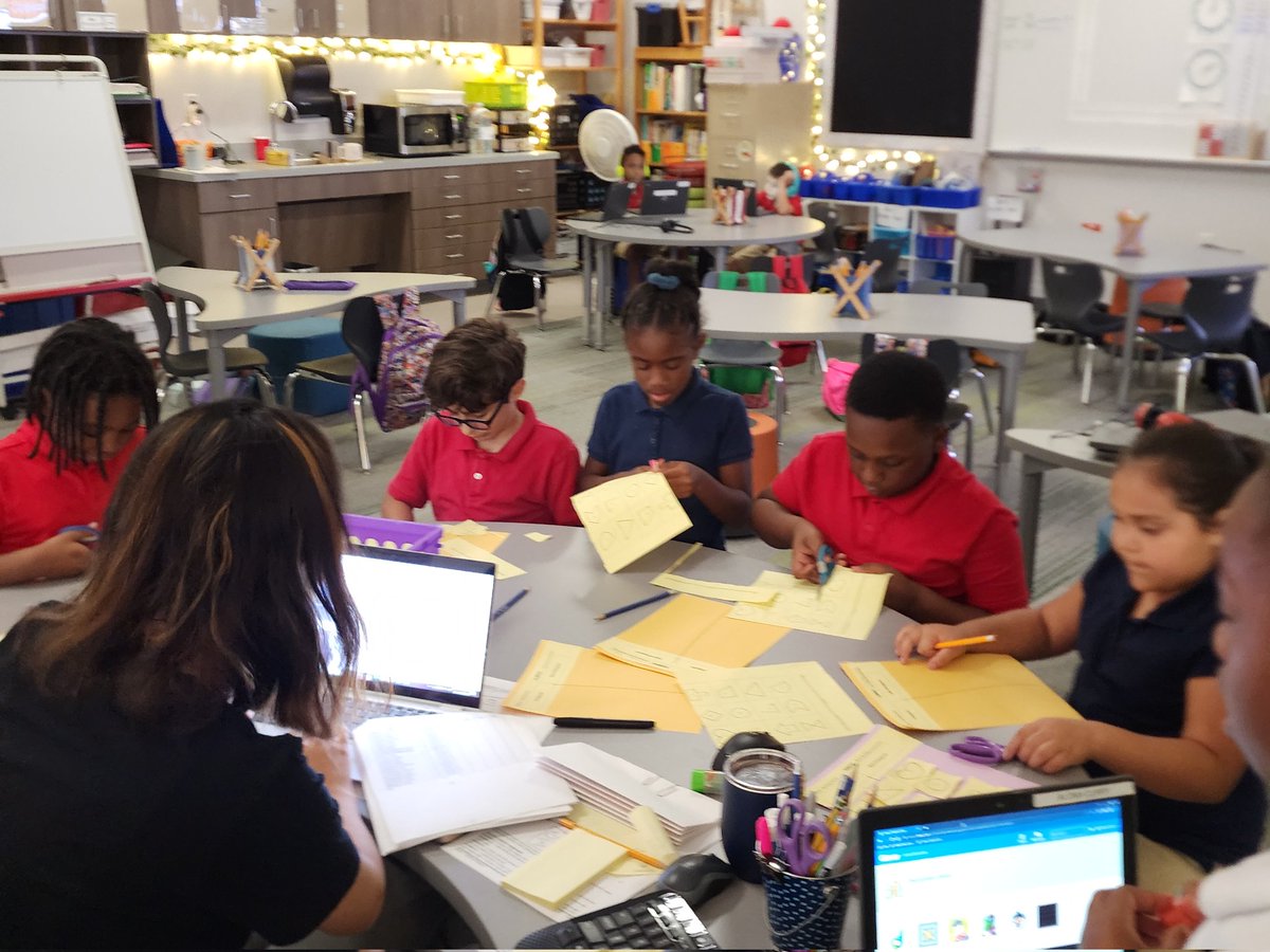 MathCoachMoya's tweet image. What is a polygon? @LandryLonghorns 2nd graders can tell you! Geometry is fun! #CFBproud @MathinThePark @Cockerhame