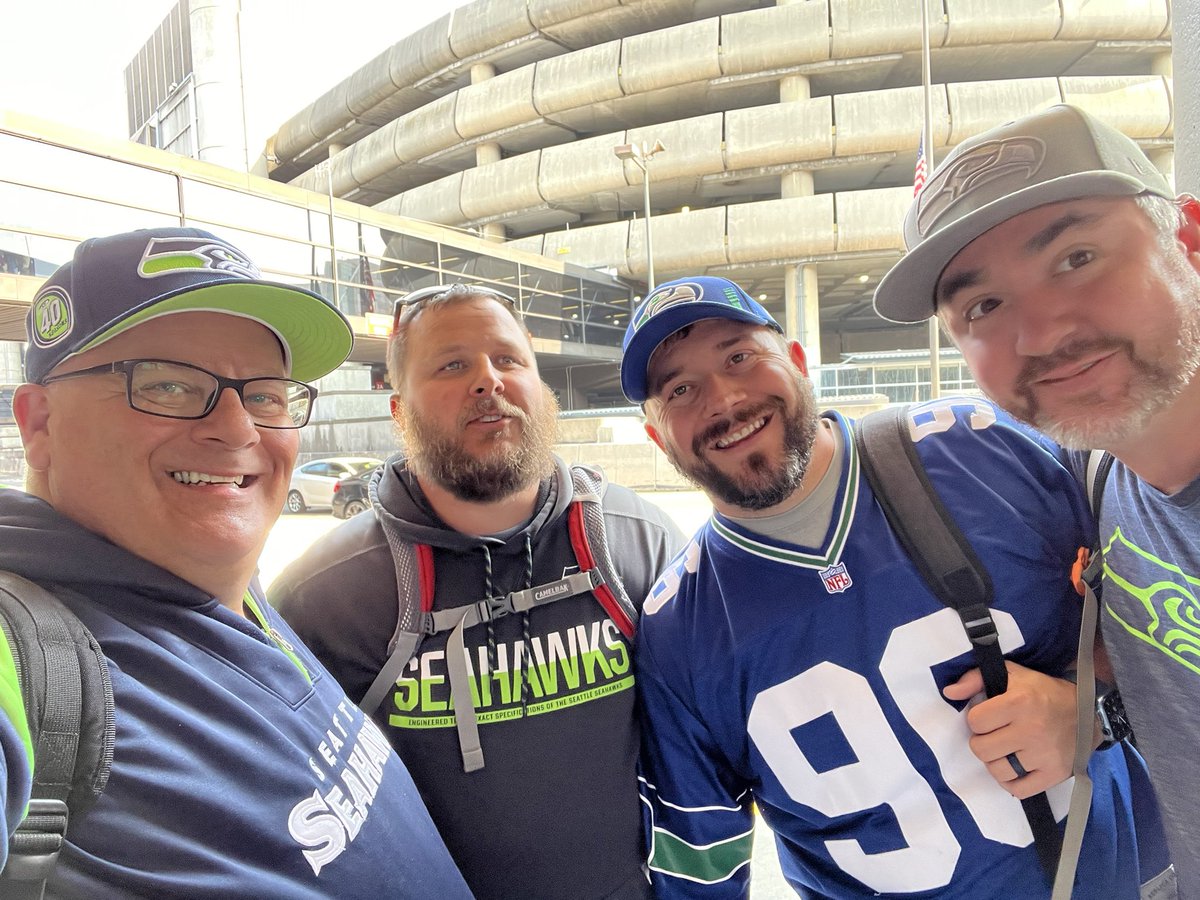 MickTuter's tweet photo. We up in here! @seahawks #GoHawks #beatwilson https://t.co/jhX2gd4f3Q
