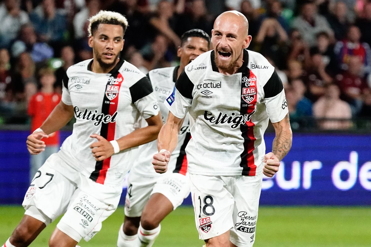 SystemFoot's tweet photo. [#Ligue2🇫🇷] #Guingamp dispose de #Metz 6-3 !

⚽️ #Manceau (csc) 2’
⚽️⚽️ #Jallow 10’ 16’
🟥 #Kouyaté 31’
🟥 #Oukidja 45’+3
🟥 #JeanJacques 56’

⚽️⚽️ #Livolant (pen) 8’ 88’
⚽️ #Quemper 45’+1
⚽️ #Courtet (pen) 45’+7
⚽️ #Louiserre 69’
⚽️ #Tchimbembé 85’

#FCMEAG https://t.co/OTfdpTwr48