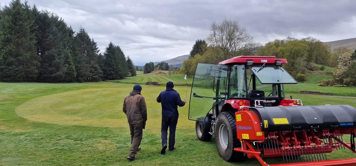 In all weathers, at all times. 
Lone workers or together. 
Greenkeepers and technicians. 
Always give it their best.
End of.
#ThankAGreenkeeper #ThankASuper @BIGGA