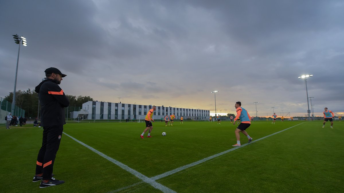 FCShakhtar's tweet photo. 🙏 Дякуємо за теплий прийом у Польщі, @LegiaWarszawa!

Dziękuję! 🇺🇦🤝🇵🇱

#Shakhtar #Legia https://t.co/h86TGmYkJP