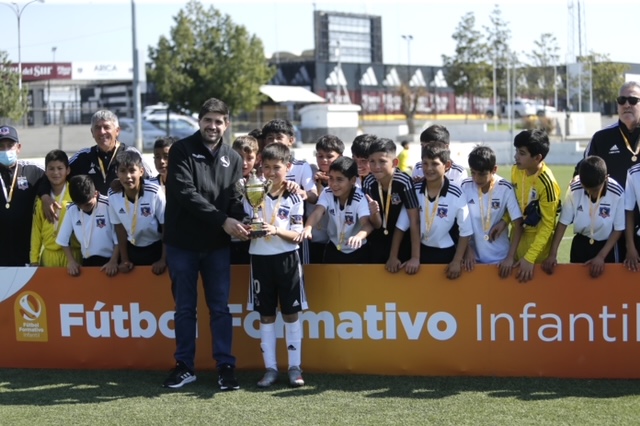 jorgeguerreroc's tweet photo. El fin de semana nos tocó premiar al último campeón del Fútbol Formativo de Apertura. Culminaron 13 distintos torneos con 43 clubes, 1.680 partidos y 8.620 niño(a)s y jóvenes todo el país. Estamos formando a las nuevas generaciones del fútbol chileno #GenChile https://t.co/eC98M5qgRF