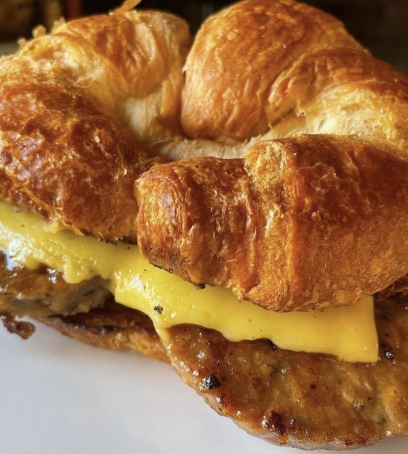 gardein's tweet image. The flake. The melt. The sizzle! This is THE #breakfastsandwich! Thanks to @lucky_littlegarden for making this breakfast sandwich with our Plant-based breakfast saus’ge! 😝
🌱💪 #Vegan #Flexitarian #Vegetarian #Plantbased. Tag us in your #Gardein creations to be featured daily!