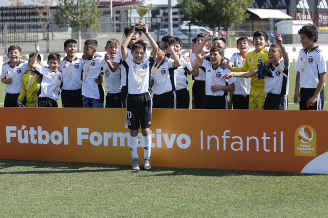 jorgeguerreroc's tweet photo. El fin de semana nos tocó premiar al último campeón del Fútbol Formativo de Apertura. Culminaron 13 distintos torneos con 43 clubes, 1.680 partidos y 8.620 niño(a)s y jóvenes todo el país. Estamos formando a las nuevas generaciones del fútbol chileno #GenChile https://t.co/eC98M5qgRF