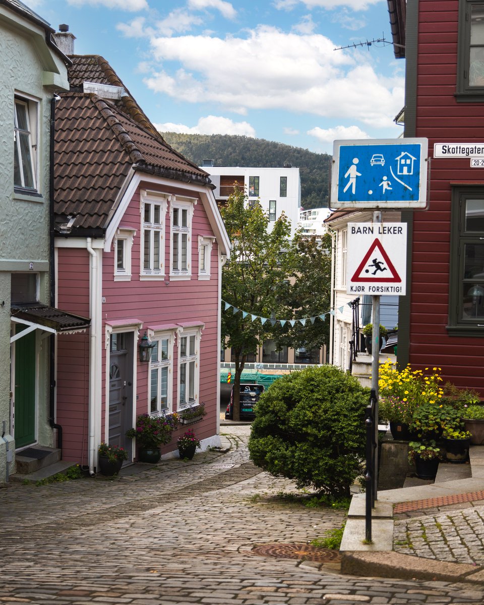We need more pink wooden houses, because look how cute this is 😍