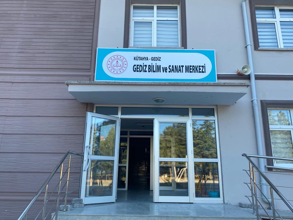 gedizbilsem's tweet photo. Yeni eğitim öğretim dönemine yeni binamızda başladık. Bu dönemin tüm öğretmen, öğrenci ve velilerimiz için sağlık ve başarı dolu geçmesini diliyoruz. Binamızın yeni konumuna ulaşmak için https://t.co/mnNXC9dOd7 https://t.co/rtAZMM21u7