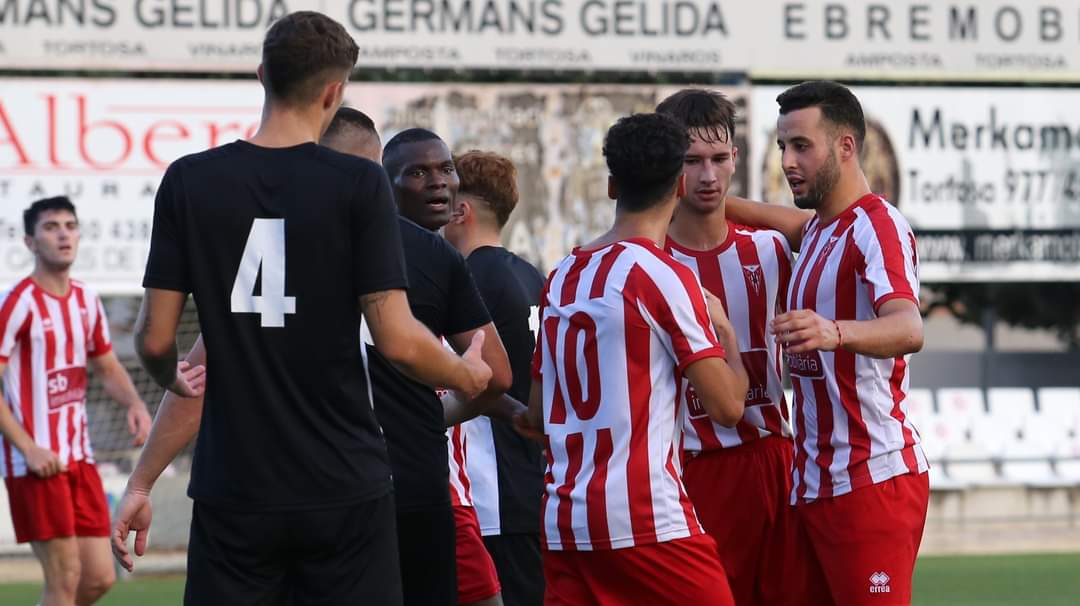 cdtortosa's tweet photo. Imatges de l'últim partit de pretemporada que va disputar ahir l'equip contra el @CFAMPOSTA, on l'equip dirigit per Jordi Fabregat va guanyar per 2-3.
El proper cap de setmana comença la competició oficial desplaçant-mos al camp del @CFUlldecona
#2cat8 #Amistos #PreTemporada https://t.co/iK6ZIDTSXq