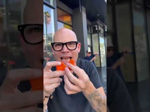 themagiccrasher's tweet image. HOW TO TURN FOOD PLASTIC #shorts #magicprank #streetmagic zpr.io/fJLqNZMHheLz