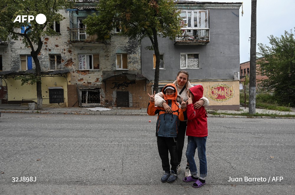 "Tears in our eyes": Ukrainians rejoice in liberated Izyum u.afp.com/ikek by <a href="/em_parisse/">emmanuel parisse باريس</a> 

📷 <a href="/jbarreto1974/">Juan Barreto IG@jbarreto1974</a>