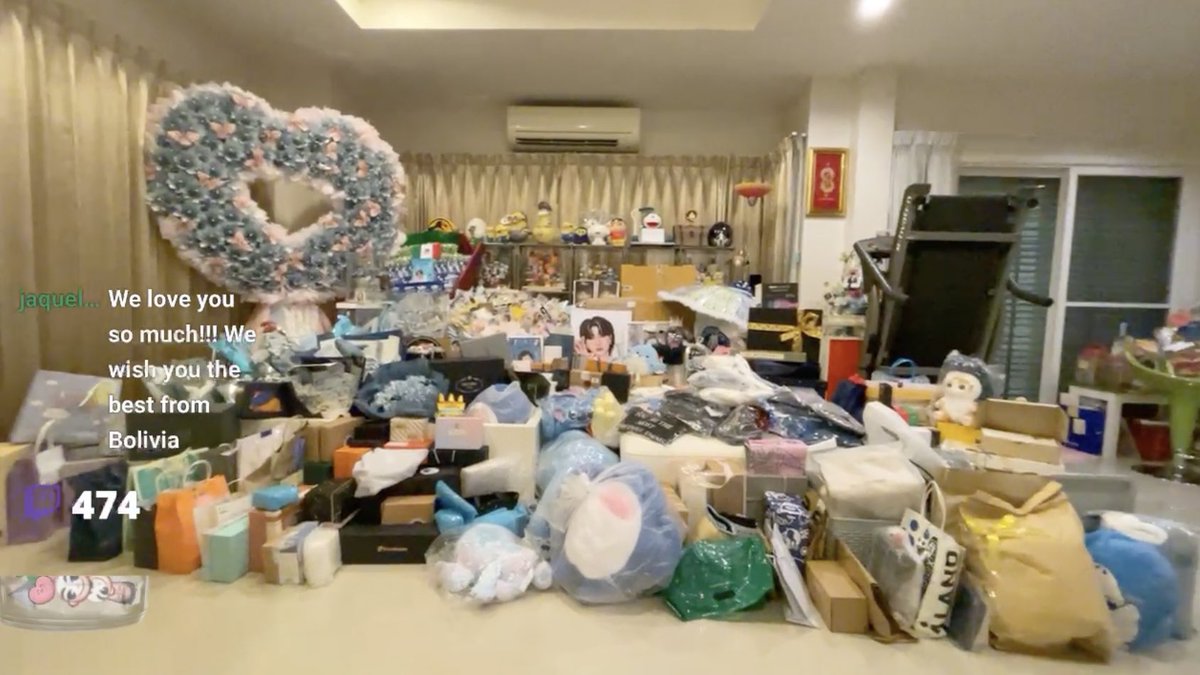 usnttr_SG's tweet photo. Look at all the gifts he got 🥺❤️ 

#usnttr #RYM_Us https://t.co/Pxp5RlTZOC