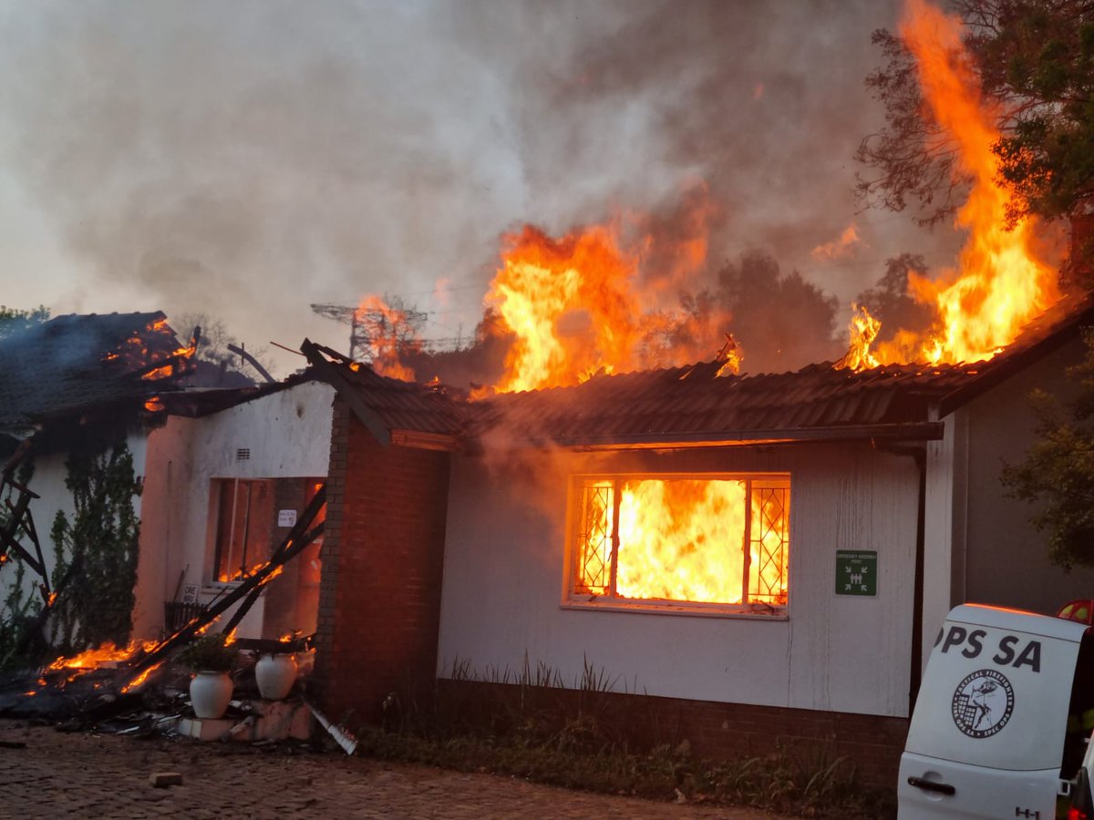 _Meera_31's tweet photo. Our special needs school burnt down on Friday 💔

We have over 30 kids with special needs.

If there's anything you share today, please let it be this. 

Help us rebuild our school for our very special kids 🥺💛

https://t.co/kWRADJVmE8 https://t.co/uJ4K3ynZWT