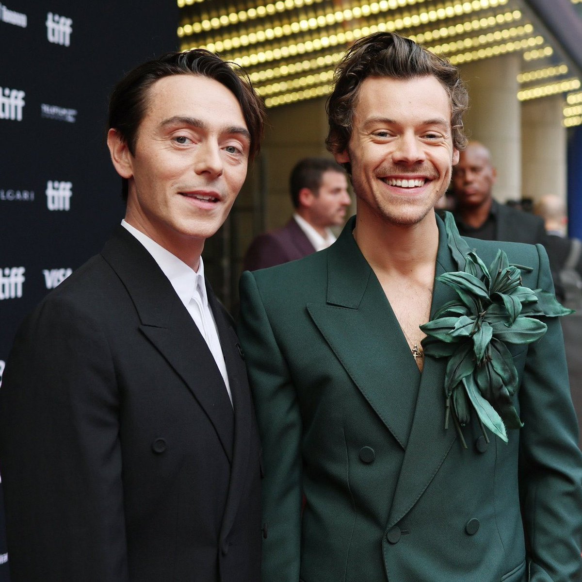 "Covid yüzünden tanışmamızı Zoom'dan yapmak zorunda kaldık, Michael'ın 'Harry Styles ile Zoom'da tanışacaksın' dediği gün hayatın ne kadar garip olduğunu düşündüm. Onun müzisyen olarak tanıdığınız halinden çok çabuk kurtulmanız gerekiyordu."

- David Dawson, Harry hakkında