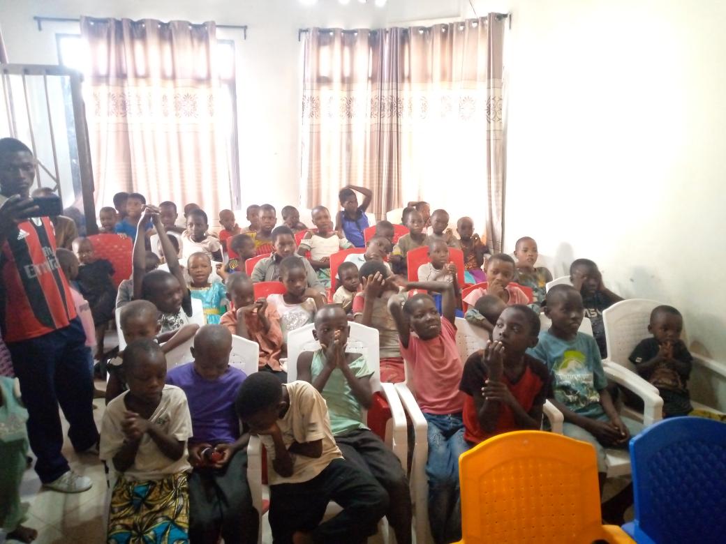 samedeco's tweet photo. #ParentsdeTous. Nous disons des enfants qui n'ont personne à côté d'eux qu'ils peuvent appeler: mon père ou maman.Nous avons décidé de donner cette #affection En ce moment de rentrée scolaire, eux aussi veulent dire Bye Bye vacances et avoir le #kitscolaire 
...mais https://t.co/wYsOZY01K2