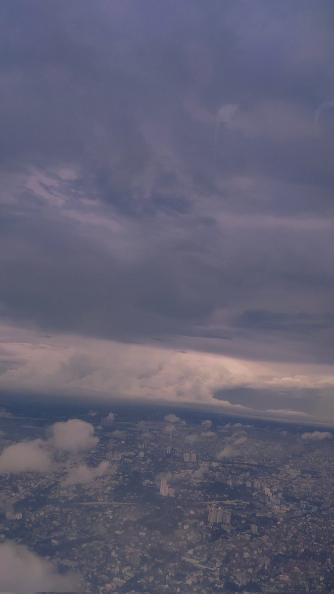 viikasmani's tweet photo. Never gonna pay extra for a window seat in a flight, kyunki khidki to inhone saaf nai karni https://t.co/XayYGXPWlc