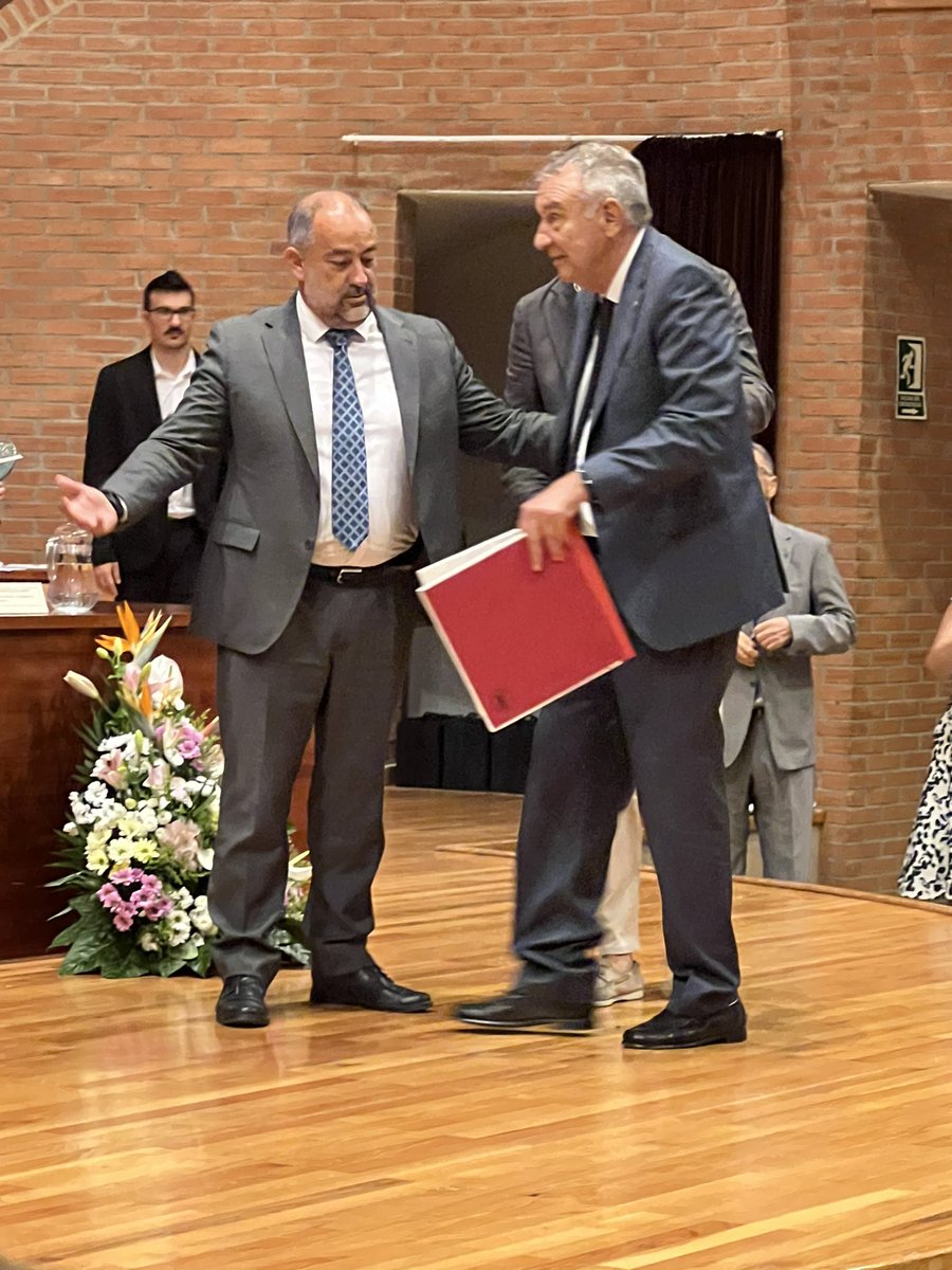 ETSIAMB ALBACETE (@etsiamab) on Twitter photo Muy emocionados por la entrega a nuestro compañero Laureano Gallego del Reconocimiento en la categoría de PDI otorgado por el <a href="/CSocialUCLM/">Consejo Social UCLM</a> Muy emocionados por la entrega a nuestro compañero Laureano Gallego del Reconocimiento en la categoría de PDI otorgado por el <a href="/CSocialUCLM/">Consejo Social UCLM</a>
