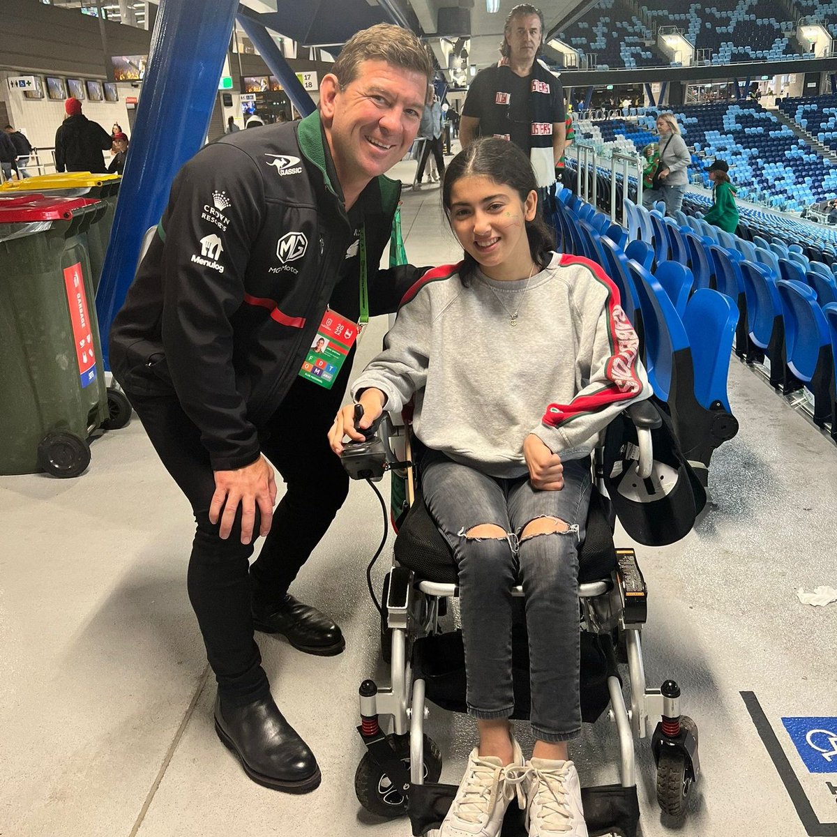 nanouce's tweet photo. @SSFCRABBITOHS JD came right up into the stand for this. Absolute gentleman ❤️ https://t.co/oUMQcHpDxt