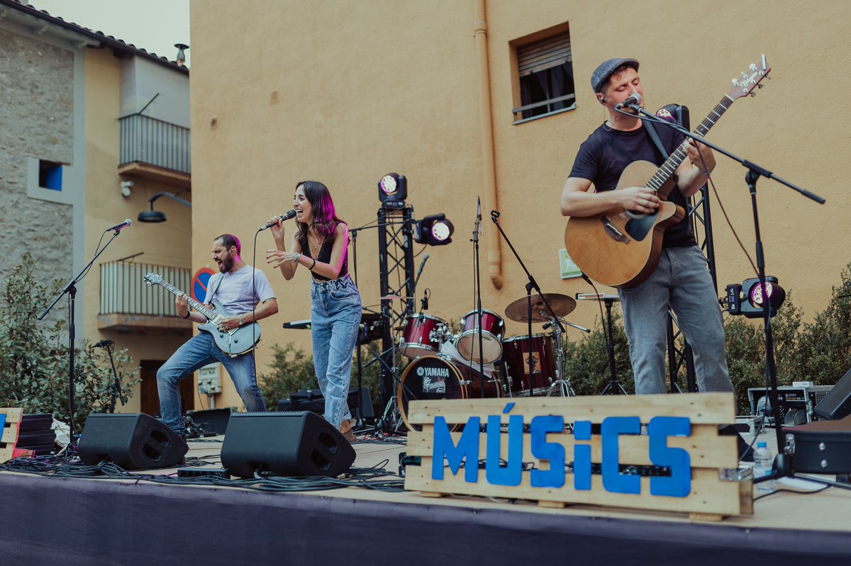 SotracOficial's tweet photo. Que bonic que va ser ahir al #firamusics! Un plaer tancar la gira d’estiu a Sant Joan de les Abadesses!
Moltes gràcies a tots/es! 🫶🏻💗

📸 @Jordi_Galderic 
🎚 #SantiZurita

#poprock #poprockmusic #poprockband #música #encatalà #músicaencatalà #músicaenviu #concert #estiumusical https://t.co/ZWQvONJuH9