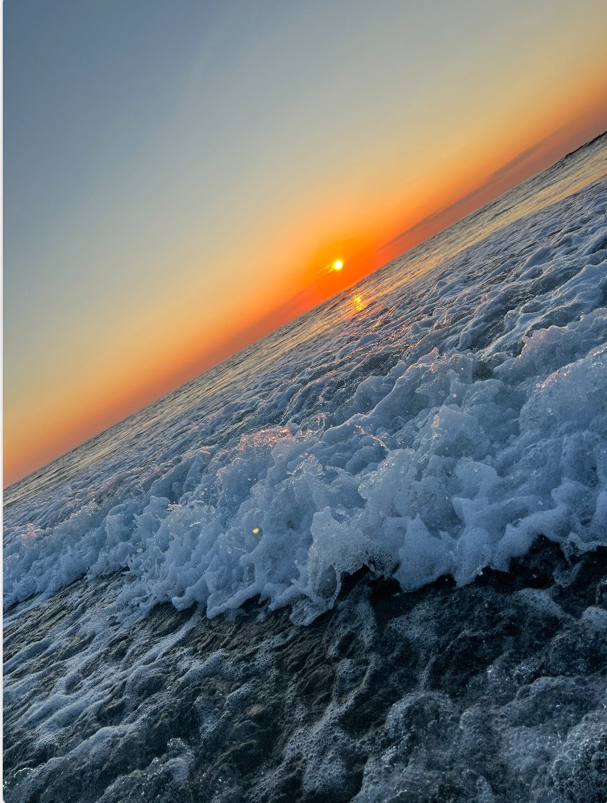 JennaMo0903's tweet photo. I absolutely love the sunrise. I took this picture when I was on vacation at New Jersey. This was at 6am. #sunrise #bit142 @bit142 https://t.co/6jcgMSgNaM