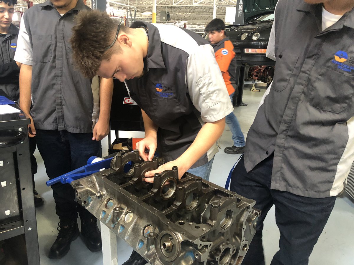 The #AutomotiveTechnology students @OurCareerCenter @YsletaISDCTE measured and verified main bearing clearances before begining the assembly of our Ford 302 engine. Everything was within 0.002'-0.003'. @BrendaChR1 @BMelendez_RHS @YsletaISD @hmartinez5yisd @MaribelMguillen