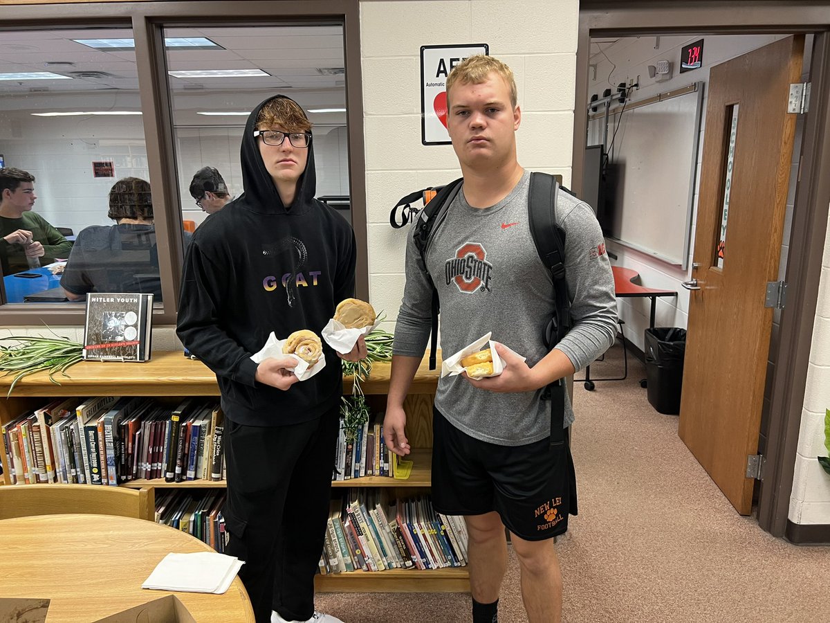 CoachLewisNL's tweet photo. No sacks on a Friday night. So you know what that means!
Donuts for the HAWGS. https://t.co/SOOKaCaMox