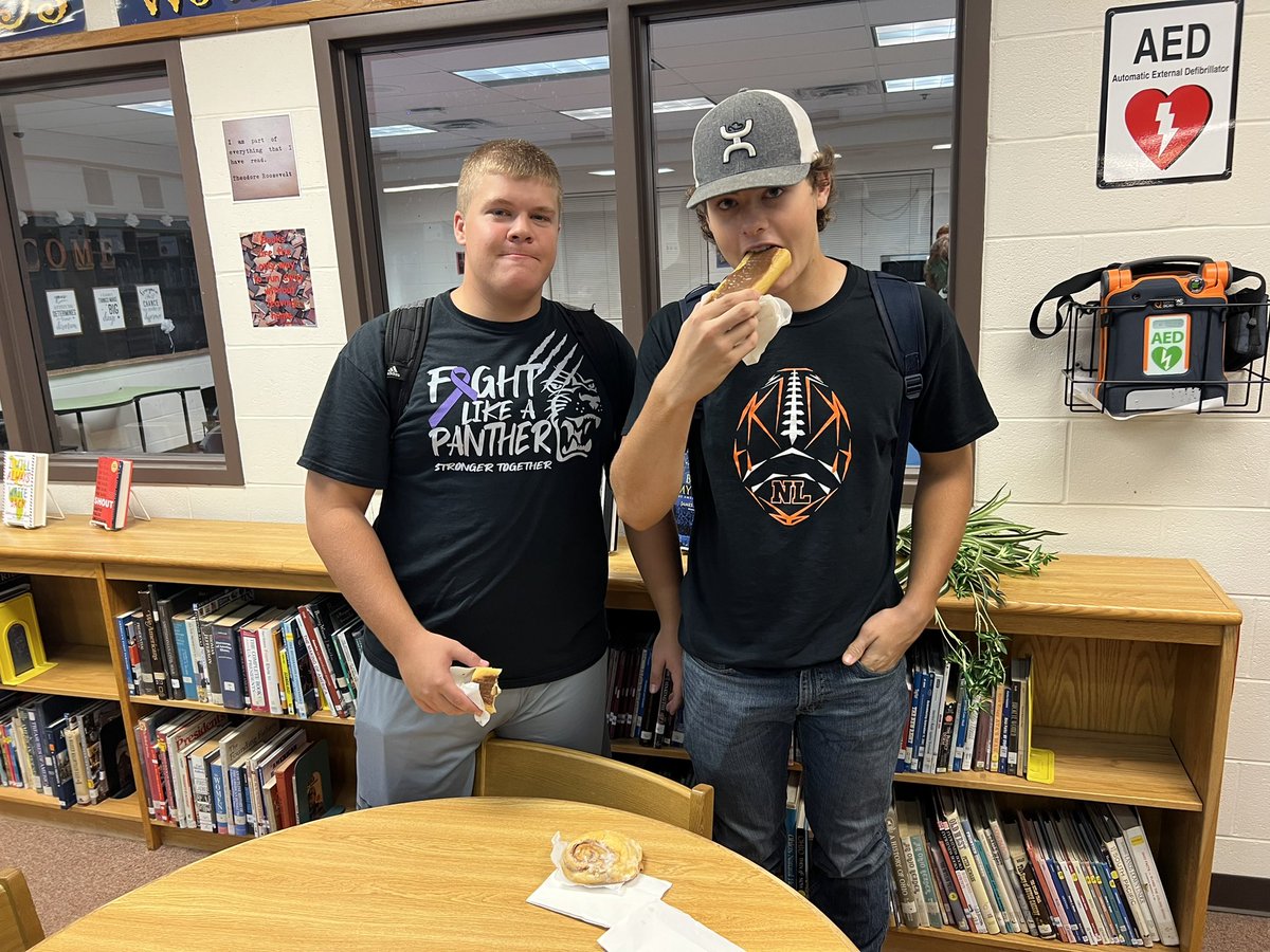 CoachLewisNL's tweet photo. No sacks on a Friday night. So you know what that means!
Donuts for the HAWGS. https://t.co/SOOKaCaMox