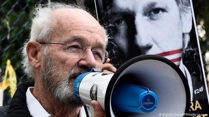 Questo è il papà di Julian Assange, John Shipton.
Ieri era in Messico a perorare la causa del figlio.
Possiamo aiutarlo facendo anche noi un post, un tweet, una qualsiasi cosa che faccia ricordare al mondo la vergogna che rischia di subire Julian.

Forza, aiutiamolo.
