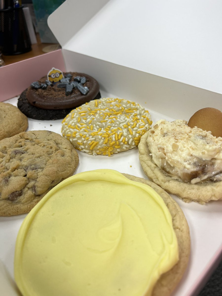 mslis_belle's tweet photo. Birthday sugar overload. Bring on 47. https://t.co/RerKdjnfD6