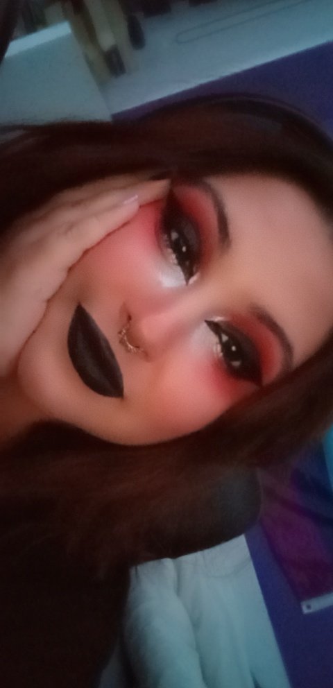 HolyyDemons's tweet photo. I Girlbossed to close to the sun with these make up looks. https://t.co/LUEVm0ED4n