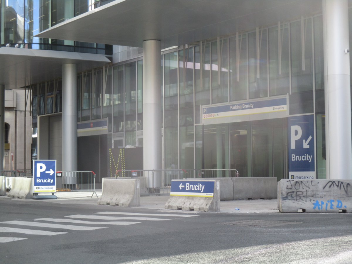 miedemin's tweet photo. 🤔😉 Binnenkort opent in hart @StadBrussel een nieuwe parking (capaciteit 450 🚗, 250 🚲). Zullen deze richtingaanwijzende pijlen wél door bestuurders gezien en begrepen worden ? #GoodMoveBXL https://t.co/OVciWVPjyd