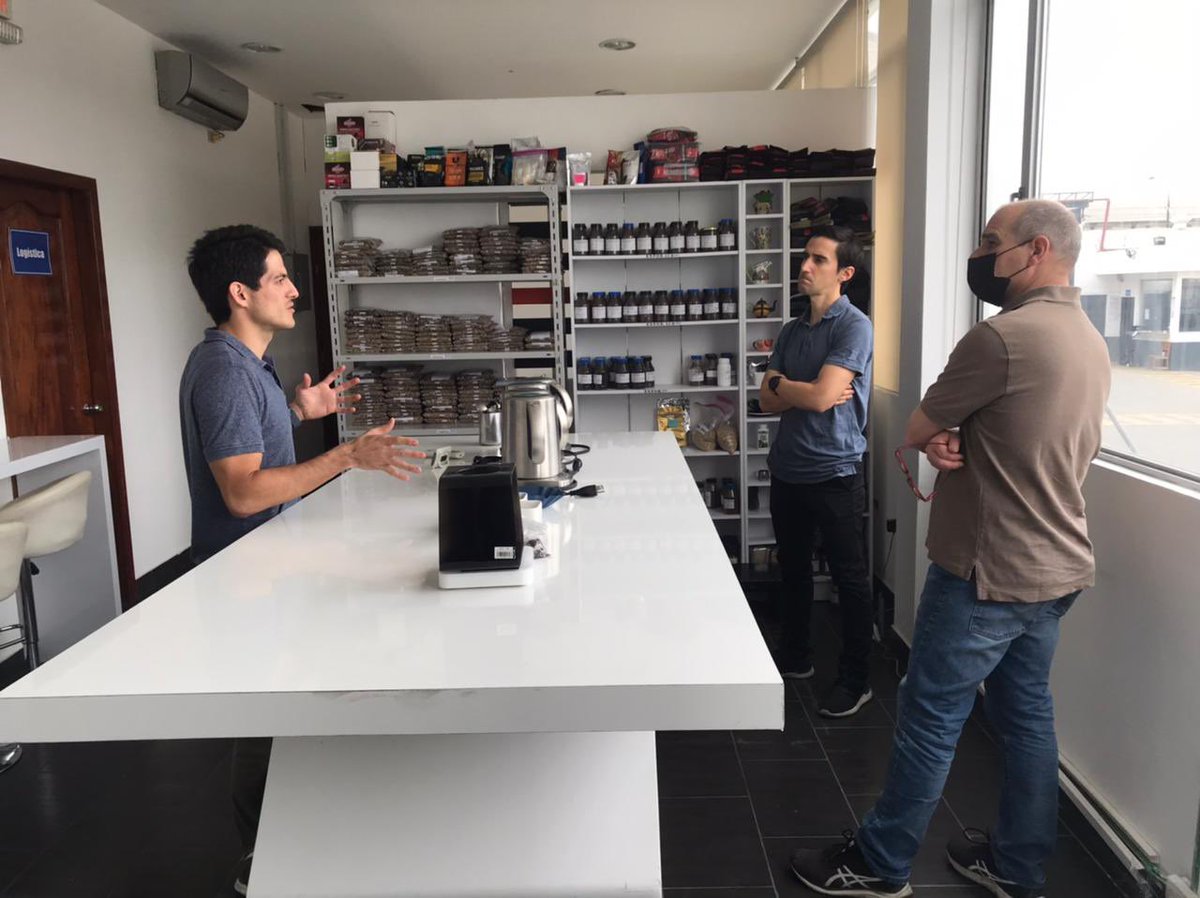 ProEcuador_'s tweet photo. En el marco de la #MacrorruedaEcuador🇪🇨, importadores chilenos visitan empresas cafetaleras ecuatorianas. Hoy conocieron la nueva planta de #Cafecom, donde les explicaron el proceso de producción de los elaborados de café previo a las citas de negocios en las que participarán. https://t.co/JlZa0O3r6A