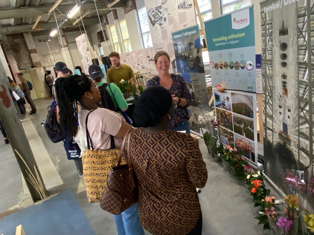 EXPOGOUDAMAAKT's tweet photo. Ruim 70 studenten van Middelbaar Laboratorium Onderwijs (MLO) bij #expogoudamaakt Verwelkomd door o.m. @ThierryvanVugt, wethouder Onderwijs gemeente Gouda en @ojelsma, bestuursvoorzitter @mboRijnland https://t.co/H0GcQhtnLb #expogoudamaaktkennis #geefgoudadoor @gouda750jaar https://t.co/Y8XnsuNcC1