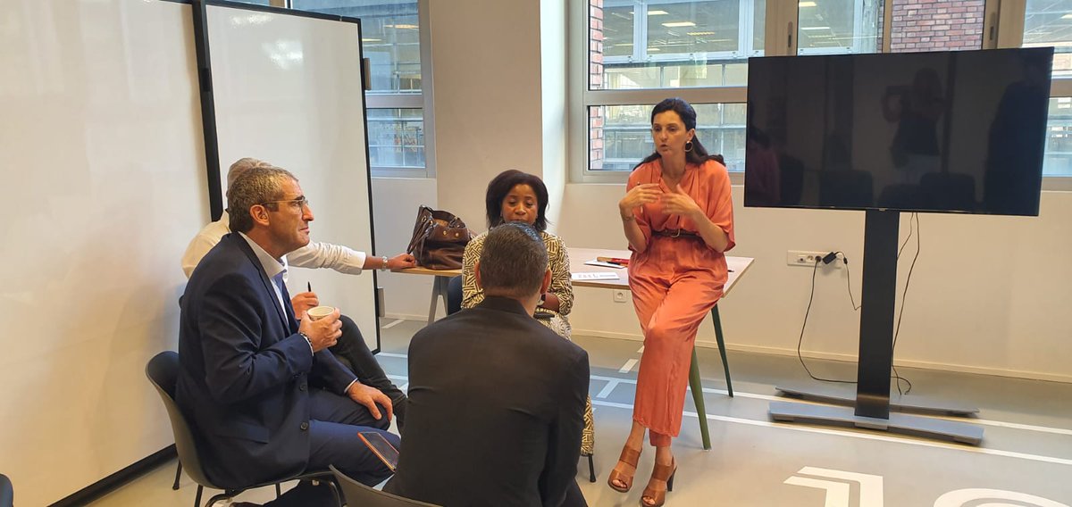 SylvieBeee's tweet photo. #OrangeDigitalCenter 
Une mobilisation sans faille des équipes franciliennes @OrangeIDF &amp; des Ambassadeurs @amb_digit  autour de ce programme qui donne les clés d'un numérique utile et responsable.
#engagement #accompagnement 
https://t.co/vvCjH6bGjz https://t.co/8Ra3HiQQWS